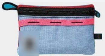 Pochette con zip e passanti in fettuccia